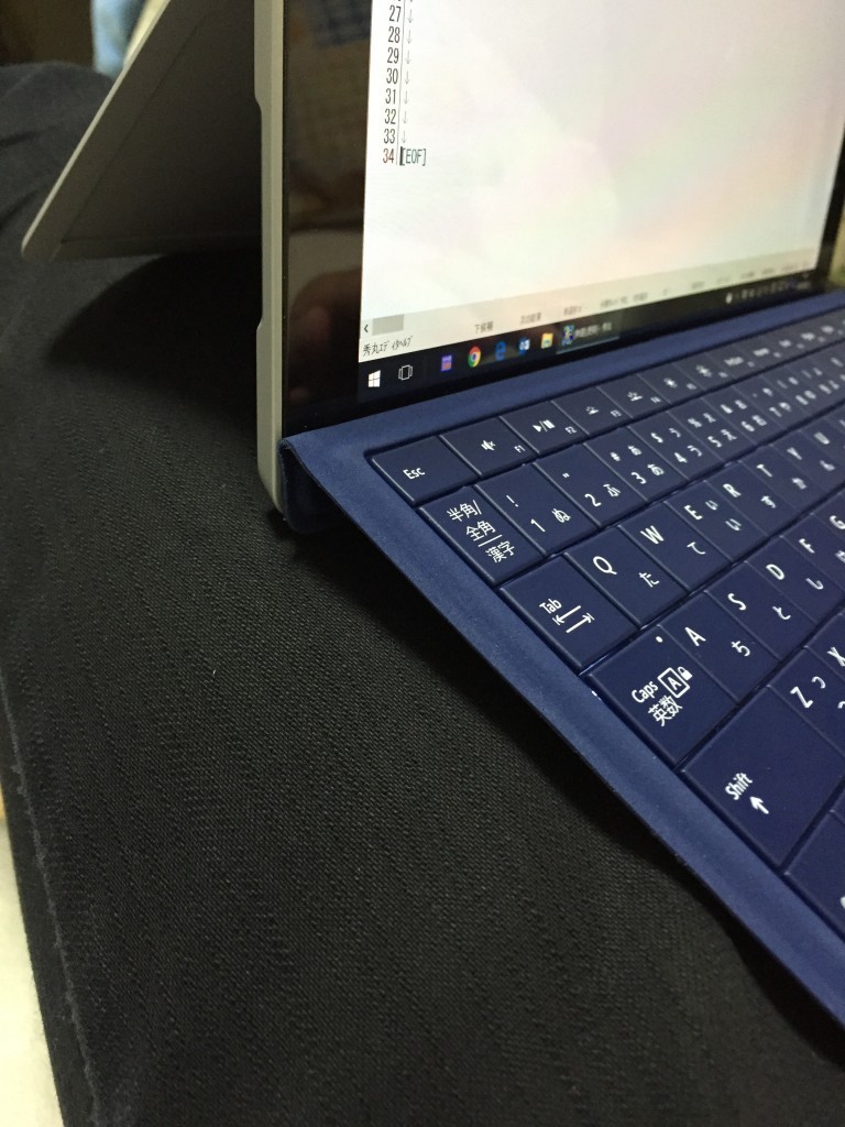 膝に乗せた Surface3